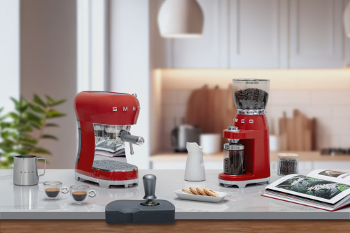 Кофемашина SMEG ECF02RDEU